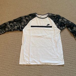 Men’s Nike t-shirt. 3/4 sleeve with grey camo design.